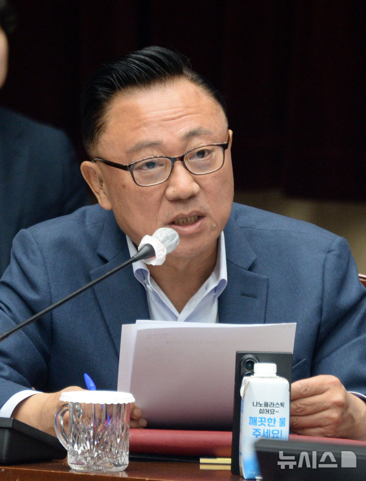 [전주=뉴시스] 김얼 기자 = 국민의힘 고동진 국회의원이 28일 전북 전주시 전북특별자치도청 대회의실에서 열린 '2025년도 행정안전위원회 국정감사'에 참석해 발언하고 있다. 2025.10.28. pmkeul@newsis.com