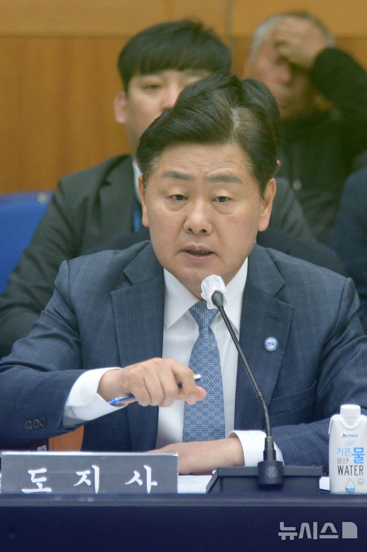 [전주=뉴시스] 김얼 기자 = 김관영 전북특별자치도지사가 28일 전북 전주시 전북특별자치도청 대회의실에서 열린 '2025년도 행정안전위원회 국정감사'에 참석해 질의에 답변하고 있다. 2025.10.28. pmkeul@newsis.com