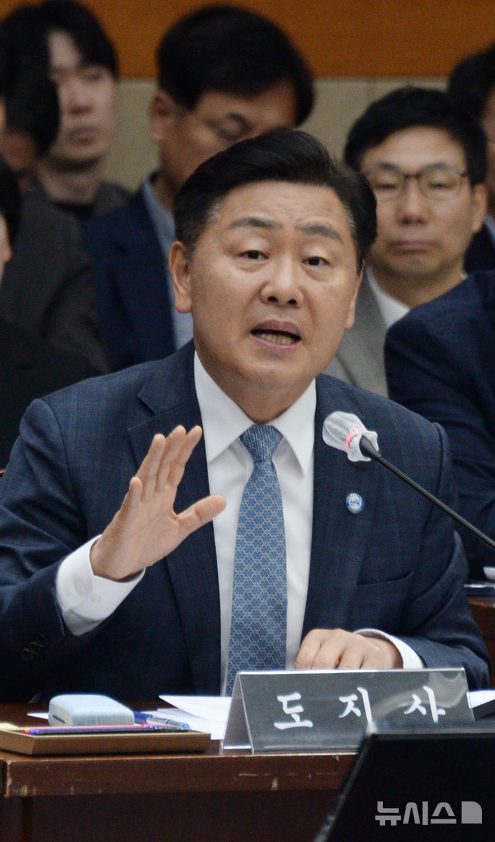 [전주=뉴시스] 김얼 기자 = 김관영 전북특별자치도지사가 28일 전북 전주시 전북특별자치도청 대회의실에서 열린 '2025년도 행정안전위원회 국정감사'에 참석해 질의에 답변하고 있다. 2025.10.28. pmkeul@newsis.com