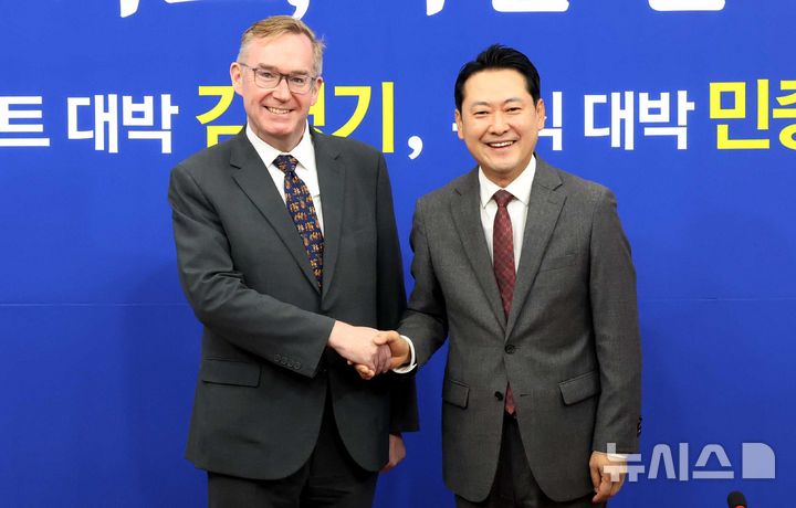 [서울=뉴시스] 조성봉 기자 = 장동혁 국민의힘 대표가 28일 오전 서울 여의도 국회에서 콜린 크룩스 주한영국대사를 접견하며 악수를 하고 있다. 2025.10.28. suncho21@newsis.com