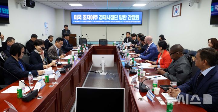 [서울=뉴시스] 조성봉 기자 = 서영교,민병덕 더불어민주당 의원이 28일 오전 서울 여의도 국회 의원회관 간담회의실에서 열린 미국조지아주 경제사절단 방한 간담회에서 조쉬 맥카루린(Josh Mclaurin, 오른쪽 네번째) 조지아주 상원의원을 비롯한 경제사절단과 면담을 하고 있다. 2025.10.28. suncho21@newsis.com