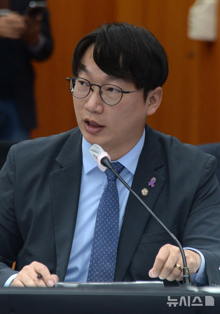 [전주=뉴시스] 김얼 기자 = 더불어민주당 모경종 의원이 28일 전북 전주시 전북특별자치도청 대회의실에서 열린 '2025년도 행정안전위원회 국정감사'에 참석해 발언하고 있다. 2025.10.28. pmkeul@newsis.com