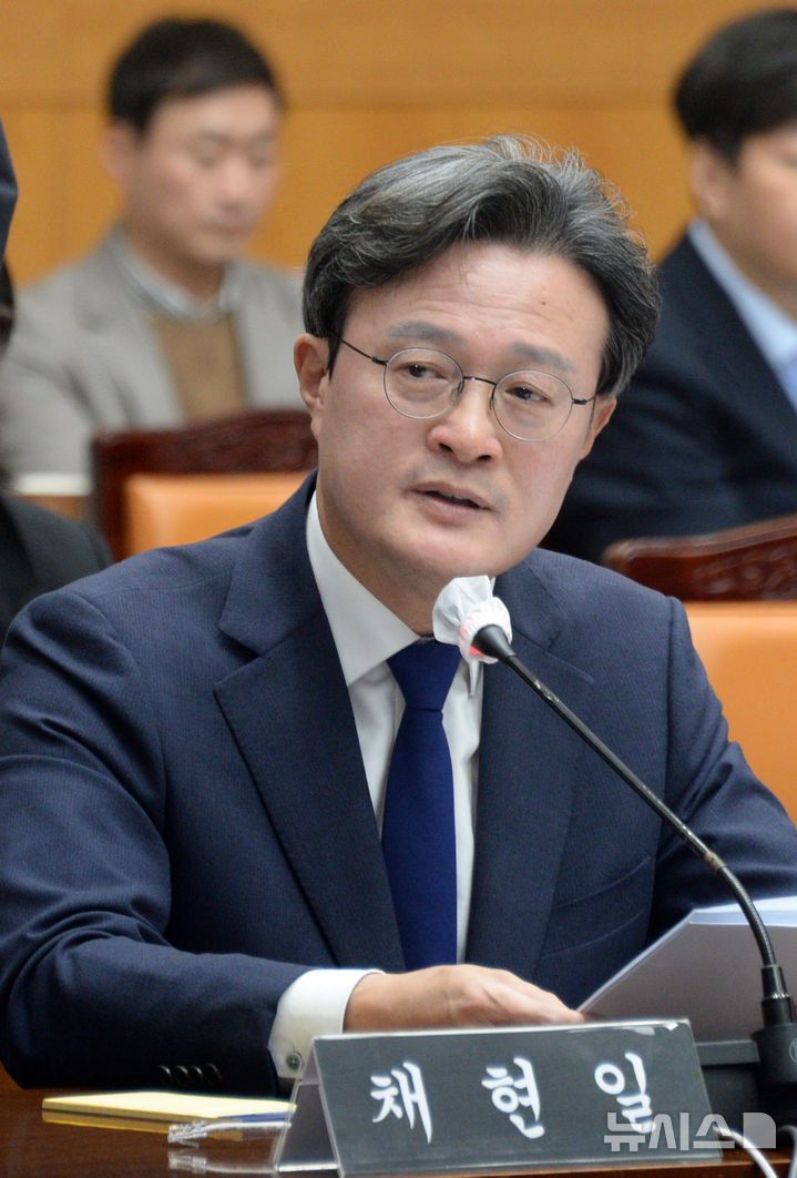 [전주=뉴시스] 김얼 기자 = 더불어민주당 채현일 국회의원이 28일 전북 전주시 전북특별자치도청 대회의실에서 열린 '2025년도 행정안전위원회 국정감사'에 참석해 발언하고 있다. 2025.10.28. pmkeul@newsis.com