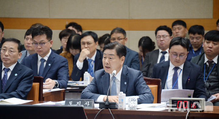 [전주=뉴시스] 김얼 기자 = 김관영(가운데) 전북특별자치도지사가 28일 전북 전주시 전북특별자치도청 대회의실에서 열린 '2025년도 행정안전위원회 국정감사'에 참석해 질의에 답변하고 있다. 2025.10.28. pmkeul@newsis.com