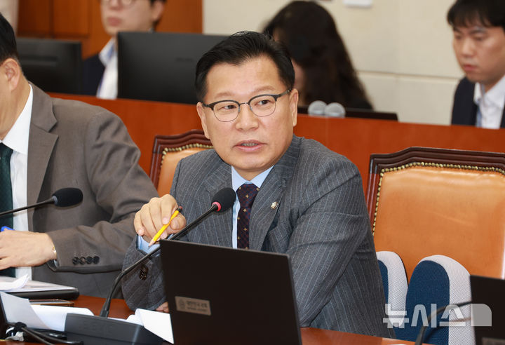 [서울=뉴시스] 고승민 기자 = 이양수 국민의힘 의원이 28일 서울 여의도 국회에서 열린 정무위원회의 국가보훈부, 국무조정실 등 국정감사에서 질의하고 있다. 2025.10.28. kkssmm99@newsis.com