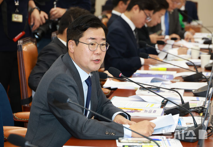 [서울=뉴시스] 고승민 기자 = 박찬대 더불어민주당 의원이 28일 서울 여의도 국회에서 열린 정무위원회의 국가보훈부, 국무조정실 등 국정감사에서 질의하고 있다. 2025.10.28. kkssmm99@newsis.com