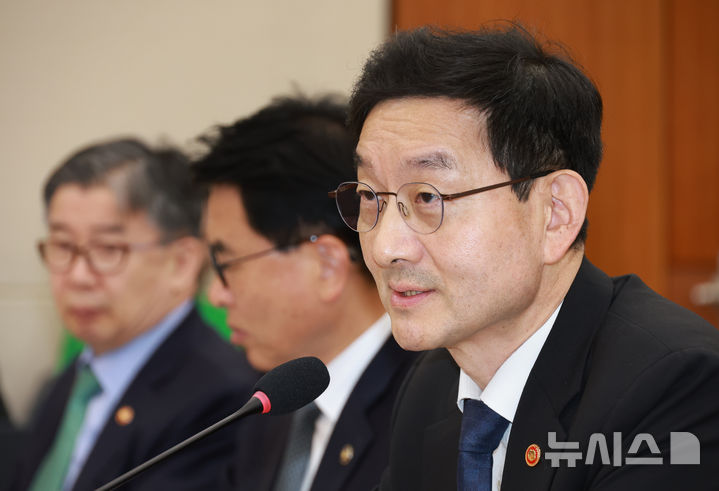 [서울=뉴시스] 고승민 기자 = 윤창렬 국무조정실장이 28일 서울 여의도 국회에서 열린 정무위원회의 국가보훈부, 국무조정실 등 국정감사에서 의원 질의에 답하고 있다. 2025.10.28. kkssmm99@newsis.com