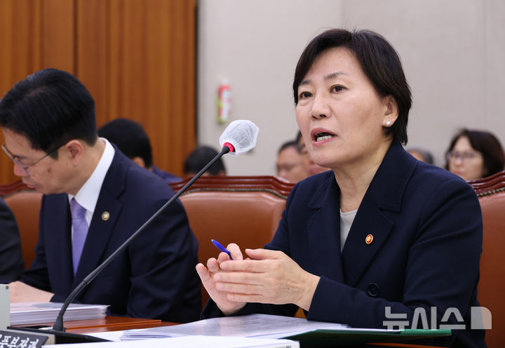 [서울=뉴시스] 김금보 기자 = 송미령 농림축산식품부 장관이 28일 서울 여의도 국회에서 열린 농림축산식품해양수산위원회 국정감사에서 질의에 답하고 있다. 2025.10.28. kgb@newsis.com