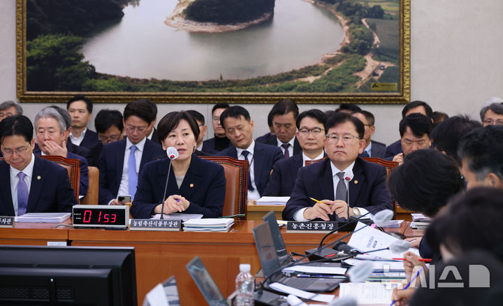 [서울=뉴시스] 김금보 기자 = 송미령 농림축산식품부 장관이 28일 서울 여의도 국회에서 열린 농림축산식품해양수산위원회 국정감사에서 질의에 답하고 있다. 2025.10.28. kgb@newsis.com