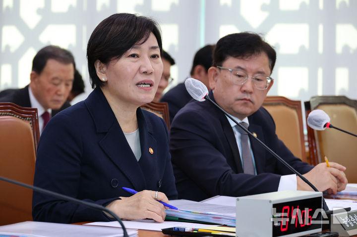[서울=뉴시스] 김금보 기자 = 송미령 농림축산식품부 장관이 28일 서울 여의도 국회에서 열린 농림축산식품해양수산위원회 국정감사에서 질의에 답하고 있다. 2025.10.28. kgb@newsis.com