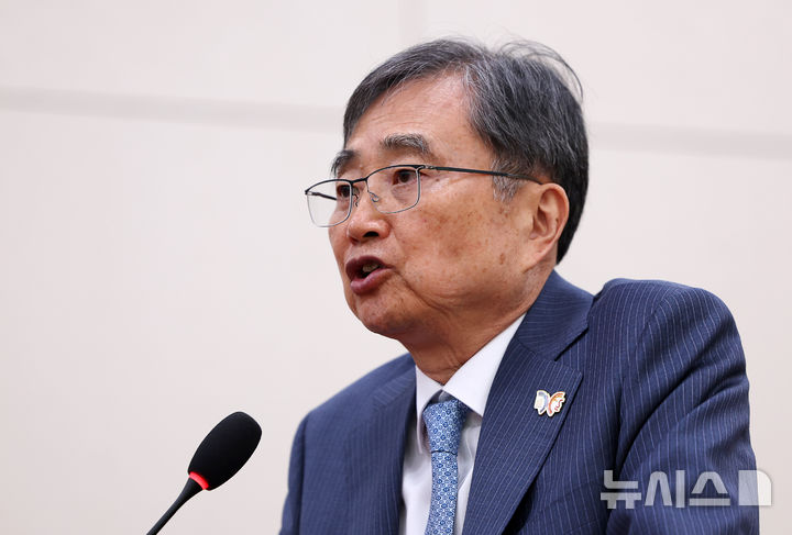 [서울=뉴시스] 김명년 기자 = 조현 외교부 장관이 28일 오전 서울 여의도 국회 외교통일위원회에서 열린 외교부-통일부 등에 대한 국정감사에서 업무보고하고 있다. 2025.10.28. kmn@newsis.com