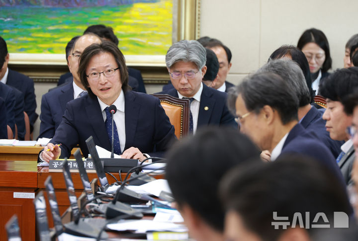 [서울=뉴시스] 고승민 기자 = 주병기 공정거래위원장이 28일 서울 여의도 국회에서 열린 정무위원회의 국가보훈부, 국무조정실 등 국정감사에서 의원 질의에 답하고 있다. 2025.10.28. kkssmm99@newsis.com