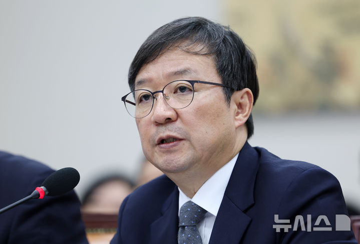 [서울=뉴시스] 김명년 기자 = 김영태 서울대학교병원장이 28일 오전 서울 여의도 국회 교육위원회에서 열린 서울대-서울대병원 등에 대한 국정감사에서 질의에 답하고 있다. 2025.10.28. kmn@newsis.com