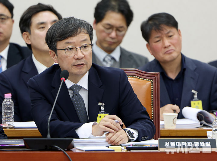 [서울=뉴시스] 김명년 기자 = 김영태 서울대학교병원장이 지난달 28일 오전 서울 여의도 국회 교육위원회에서 열린 서울대-서울대병원 등에 대한 국정감사에서 질의에 답하고 있다. 2025.10.28. kmn@newsis.com