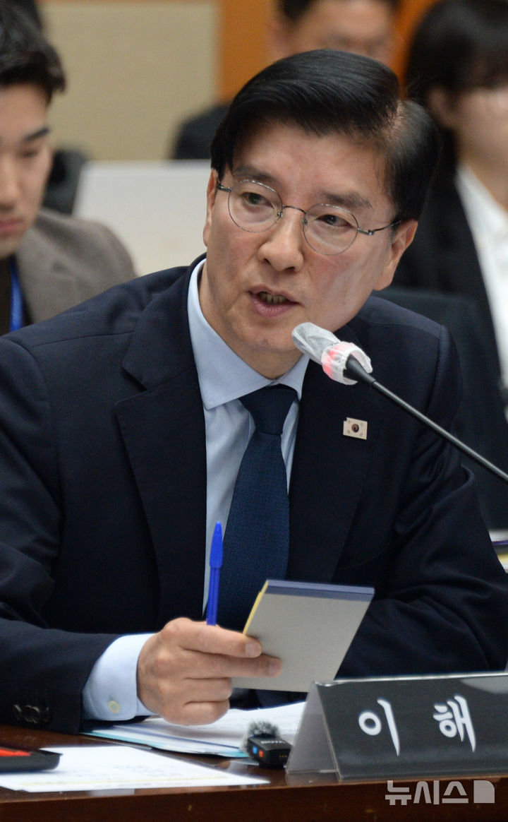 [전주=뉴시스] 김얼 기자 = 더불어민주당 이해식 국회의원이 28일 전북 전주시 전북특별자치도청 대회의실에서 열린 '2025년도 행정안전위원회 국정감사'에 참석해 발언하고 있다. 2025.10.28. pmkeul@newsis.com