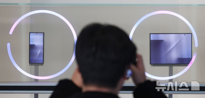 [경주=뉴시스] 추상철 기자 = 28일 오전 경북 경주시 엑스포공원 에어돔에서 열린 APEC CEO 서밋 부대행사 'K-테크 쇼케이스'에서 삼성전자 부스에 트라이폴드폰이 공개되고 있다. 2025.10.28. scchoo@newsis.com