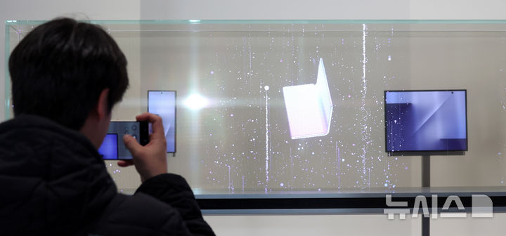 [경주=뉴시스] 추상철 기자 = 28일 오전 경북 경주시 엑스포공원 에어돔에서 열린 APEC CEO 서밋 부대행사 'K-테크 쇼케이스'에서 삼성전자 부스에 트라이폴드폰이 공개되고 있다. 2025.10.28. scchoo@newsis.com