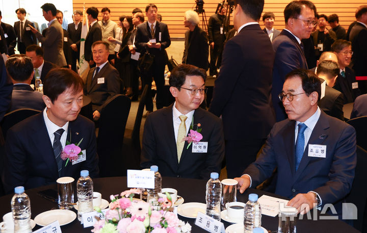 [서울=뉴시스] 황준선 기자 = 이찬진(오른쪽부터)금융감독원장, 이억원 금융위원장과 조용병 은행연합회장이 28일 오전 서울 여의도 FKI타워에서 열린 제10회 금융의 날 기념식에서 대화를 나누고 있다. 2025.10.28. hwang@newsis.com