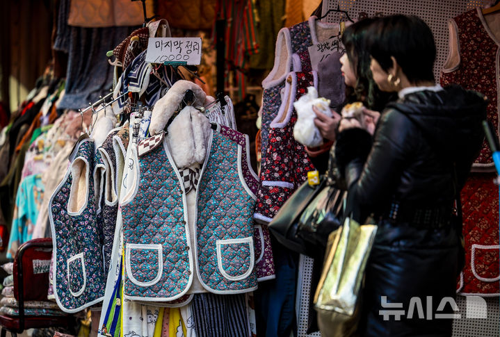 [서울=뉴시스] 정병혁 기자 = 추운 날씨를 보인 지난달 28일 서울 중구 남대문시장을 찾은 시민들이 방한용품을 살펴보고 있다. 2025.11.03. jhope@newsis.com