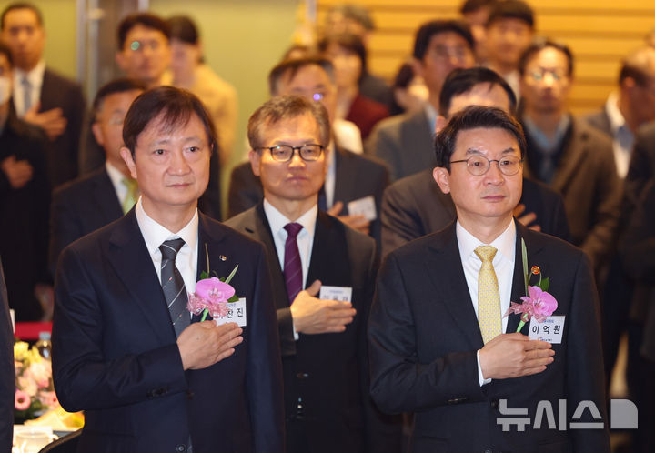 [서울=뉴시스] 황준선 기자 = 이억원(오른쪽) 금융위원장과 이찬진 금융감독원장이 28일 오전 서울 여의도 FKI타워에서 열린 제10회 금융의 날 기념식에서 국민의례를 하고 있다. 2025.10.28. hwang@newsis.com