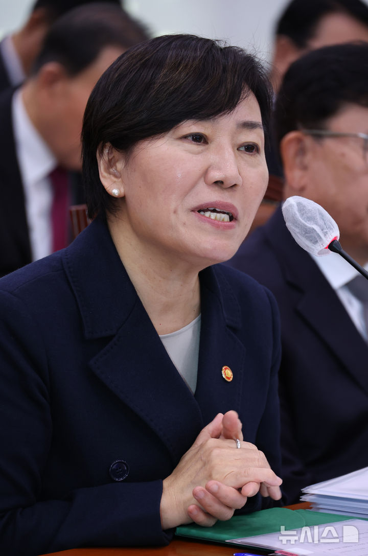 [서울=뉴시스] 김금보 기자 = 송미령 농림축산식품부 장관이 28일 서울 여의도 국회에서 열린 농림축산식품해양수산위원회 국정감사에서 질의에 답하고 있다. 2025.10.28. kgb@newsis.com