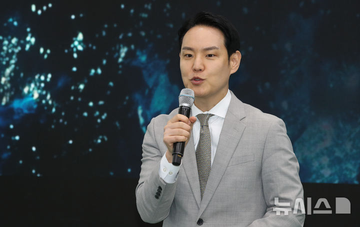 [제주=뉴시스] 우장호 기자 = 김한규 더불어민주당 소속 국회 산업통상자원중소벤처기업위원회 위원이 28일 오전 제주시 구좌읍 한동리 용암해수일반산업단지에서 열린 국정감사 현장시찰에서 인사말을 하고 있다. 2025.10.28. woo1223@newsis.com