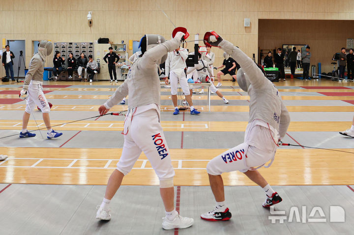 [진천=뉴시스] 권창회 기자 =대한민국 펜싱국가대표 남자 사브르 선수들이 28일 오전 충북 진천군 국가대표선수촌에서 훈련을 하고 있다. 2025.10.28. kch0523@newsis.com