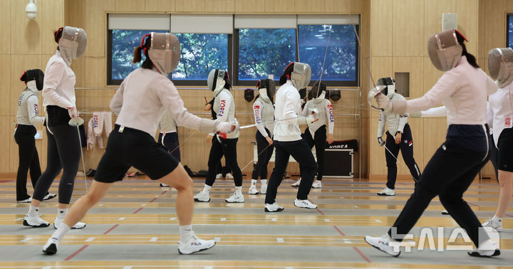 [진천=뉴시스] 권창회 기자 =대한민국 펜싱국가대표 여자 플러레와 사브르 선수들이 28일 오전 충북 진천군 국가대표선수촌에서 훈련을 하고 있다. 2025.10.28. kch0523@newsis.com