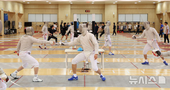 [진천=뉴시스] 권창회 기자 =대한민국 펜싱국가대표 남자 사브르 선수들이 28일 오전 충북 진천군 국가대표선수촌에서 훈련을 하고 있다. 2025.10.28. kch0523@newsis.com