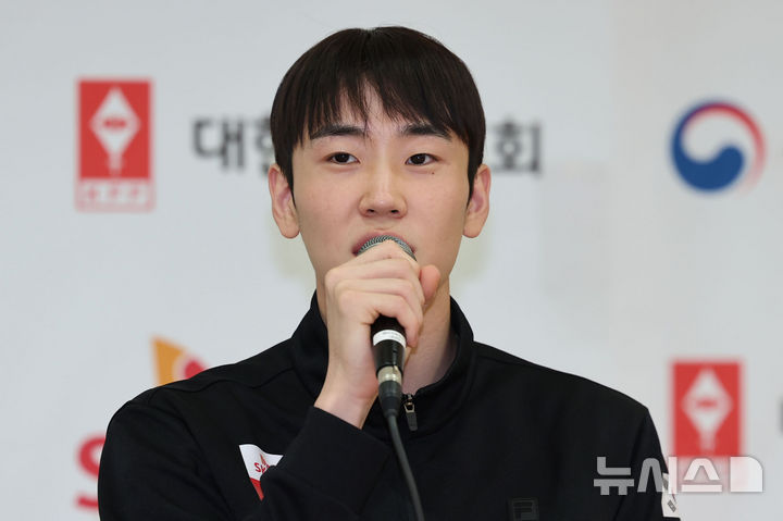 [진천=뉴시스] 권창회 기자 =대한민국 펜싱국가대표 남자 사브르 도경동이 28일 오전 충북 진천군 국가대표선수촌에서 인사말을 하고 있다. 2025.10.28. kch0523@newsis.com