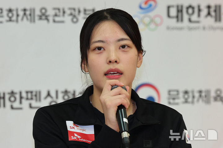 [진천=뉴시스] 권창회 기자 =대한민국 펜싱국가대표 여자 플러레 박지희가 28일 오전 충북 진천군 국가대표선수촌에서 인사말을 하고 있다. 2025.10.28. kch0523@newsis.com