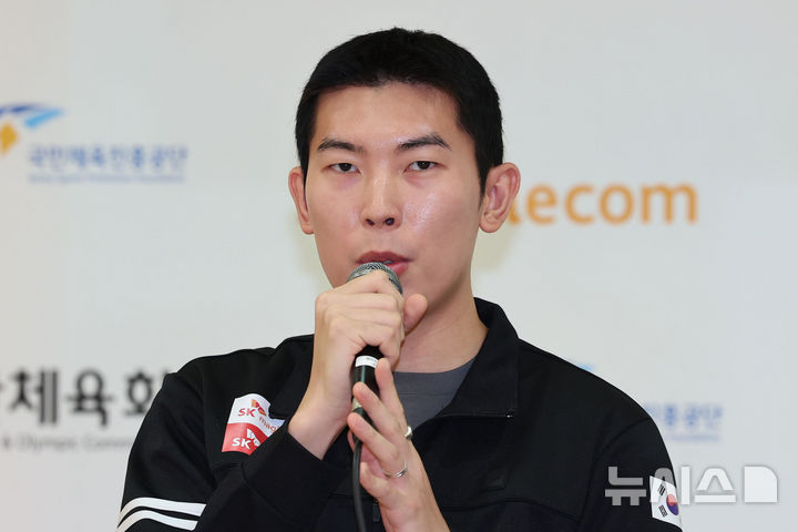 [진천=뉴시스] 권창회 기자 =대한민국 펜싱국가대표 남자 플러레 윤정현이 28일 오전 충북 진천군 국가대표선수촌에서 인사말을 하고 있다. 2025.10.28. kch0523@newsis.com