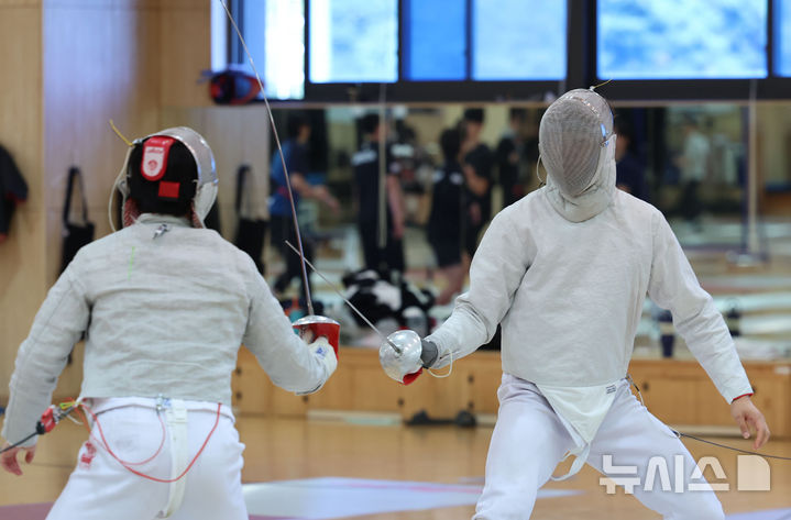 [진천=뉴시스] 권창회 기자 =대한민국 펜싱국가대표 남자 사브르 오상욱이 28일 오전 충북 진천군 국가대표선수촌에서 훈련을 하고 있다. 2025.10.28. kch0523@newsis.com