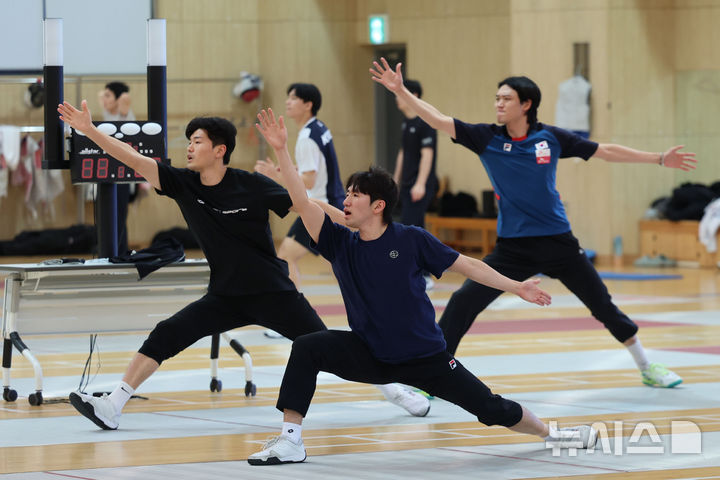 [진천=뉴시스] 권창회 기자 =대한민국 펜싱국가대표 남자 에페 선수들이 28일 오전 충북 진천군 국가대표선수촌에서 훈련을 하고 있다. 2025.10.28. kch0523@newsis.com