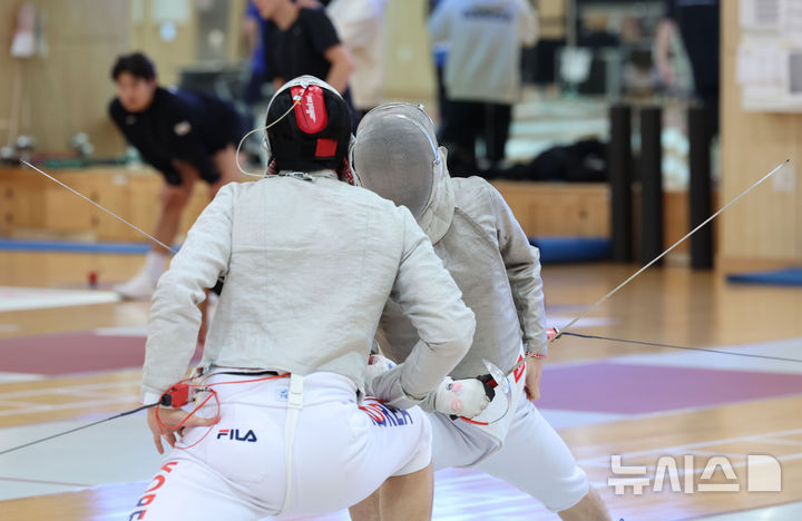 [진천=뉴시스] 권창회 기자 =대한민국 펜싱국가대표 남자 사브르 구본길이 28일 오전 충북 진천군 국가대표선수촌에서 훈련을 하고 있다. 2025.10.28. kch0523@newsis.com