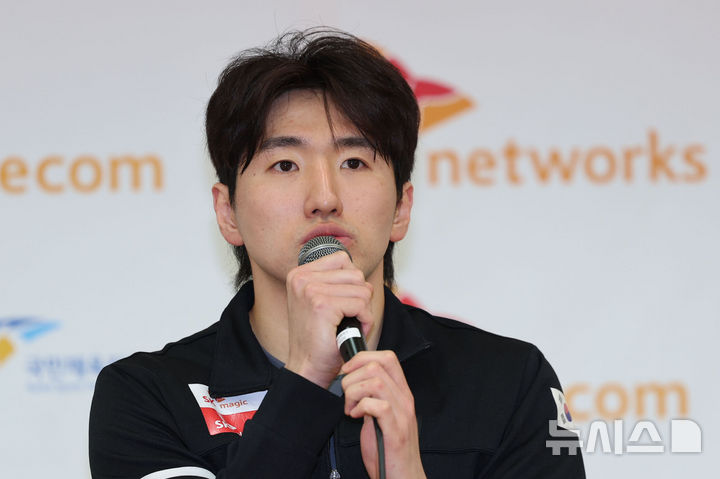 [진천=뉴시스] 권창회 기자 =대한민국 펜싱국가대표 남자 에페 박상영이 28일 오전 충북 진천군 국가대표선수촌에서 인사말을 하고 있다. 2025.10.28. kch0523@newsis.com