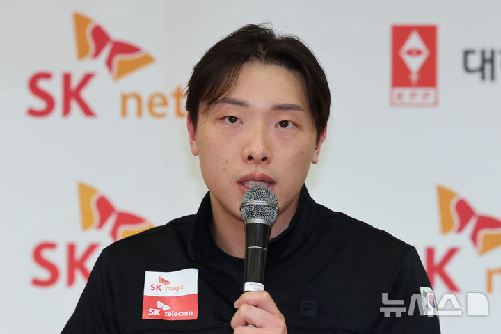 [진천=뉴시스] 권창회 기자 =대한민국 펜싱국가대표 남자 사브르 박상원이 28일 오전 충북 진천군 국가대표선수촌에서 인사말을 하고 있다. 2025.10.28. kch0523@newsis.com