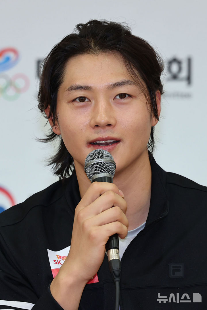 [진천=뉴시스] 권창회 기자 =대한민국 펜싱국가대표 남자 사브르 오상욱이 28일 오전 충북 진천군 국가대표선수촌에서 인사말을 하고 있다. 2025.10.28. kch0523@newsis.com