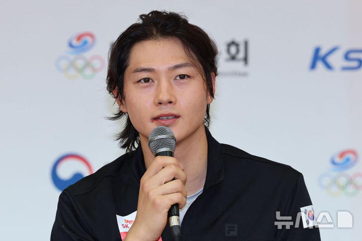 [진천=뉴시스] 권창회 기자 =대한민국 펜싱국가대표 남자 사브르 오상욱이 28일 오전 충북 진천군 국가대표선수촌에서 인사말을 하고 있다. 2025.10.28. kch0523@newsis.com