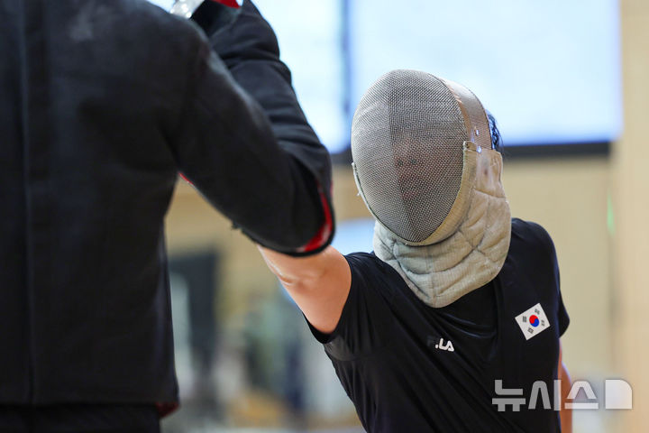 [진천=뉴시스] 권창회 기자 =대한민국 펜싱국가대표 남자 사브르 박상원이 28일 오전 충북 진천군 국가대표선수촌에서 훈련을 하고 있다. 2025.10.28. kch0523@newsis.com