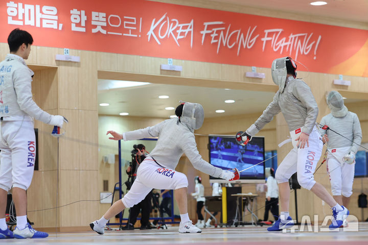 [진천=뉴시스] 권창회 기자 =대한민국 펜싱국가대표 남자 사브르 선수들이 28일 오전 충북 진천군 국가대표선수촌에서 훈련을 하고 있다. 2025.10.28. kch0523@newsis.com