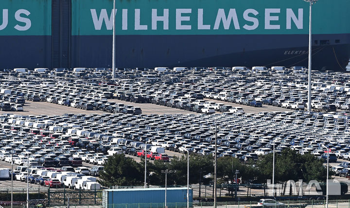 [평택=뉴시스] 김종택 기자 = 경기 평택항에 수출용 자동차가 세워져 있는 모습. 2025.10.28. jtk@newsis.com