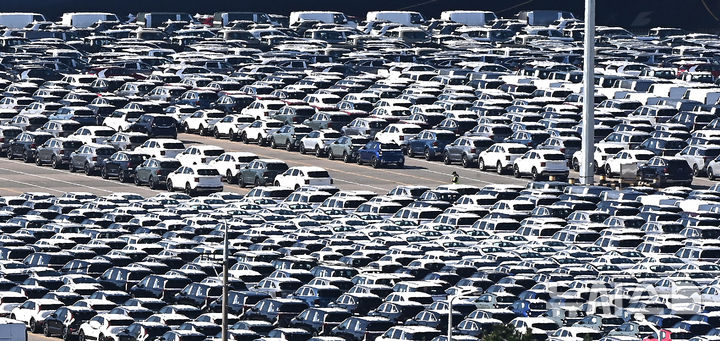 [평택=뉴시스] 김종택 기자 = 경기 평택항에 수출용 자동차가 세워져 있는 모습. 2025.10.28. jtk@newsis.com