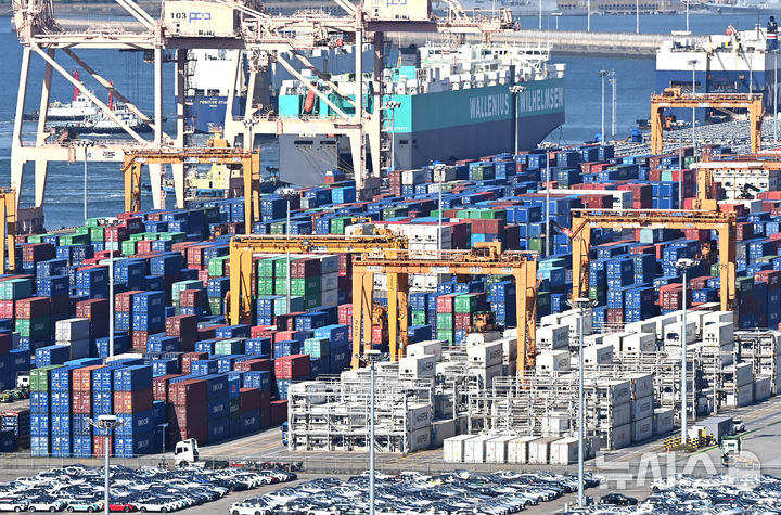 [평택=뉴시스] 김종택 기자 = 올해 3분기(7~9월) 우리나라 경제는 1.2% 성장하며 1년 6개월 만에 다시 1%대 성장률로 반등했다. 트럼프 행정부의 관세 여파에도 반도체와 승용차를 중심으로 수출이 호조세를 이어갔고 새 정부의 소비쿠폰 정책 효과로 민간소비도 반등했다.  한국은행이 28일 발표한 2025년 3분기 연간 실질 국내총생산(GDP) 속보치에 따르면 올해 3분기 실질GDP는 전기대비 1.2% 성장했다. 지난해 1분기 달성했던 성장률 1.2% 이후 1년 6개월 만에 최대 상승폭이다.  사진은 이날 경기 평택항에 수출입 컨테이너가 쌓여 있는 모습. 2025.10.28. jtk@newsis.com