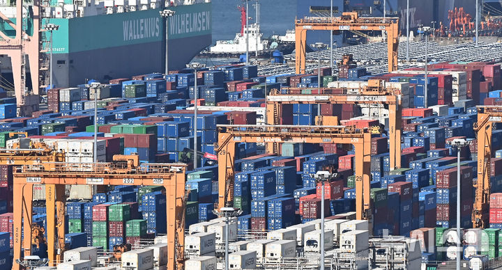 [평택=뉴시스] 김종택 기자 = 사진은 이날 경기 평택항에 수출입 컨테이너가 쌓여 있는 모습. 2025.10.28. jtk@newsis.com