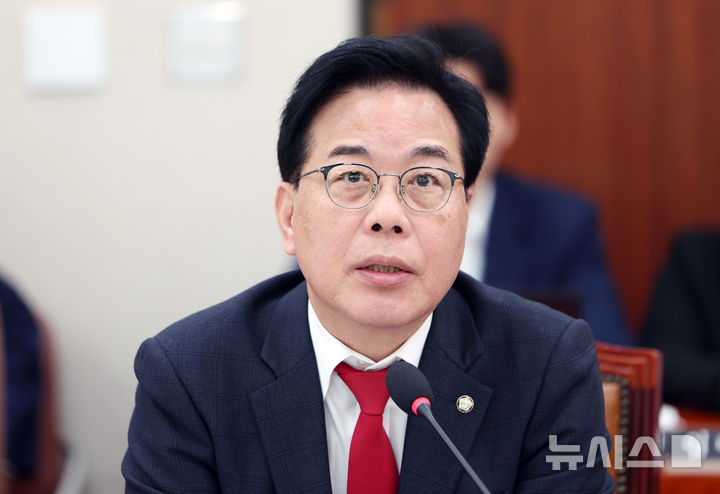 [서울=뉴시스] 김명년 기자 = 송언석 국민의힘 원내대표가 28일 서울 여의도 국회 외교통일위원회에서 열린 외교부-통일부 등에 대한 국정감사에서 조현 외교부 장관에게 캄보디아 사태 관련 질의를 하고 있다. 2025.10.28. kmn@newsis.com