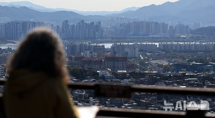 [서울=뉴시스] 최진석 기자 = 서울 남산에서 바라본 용산, 서초 일대의 모습. 2025.10.28. myjs@newsis.com