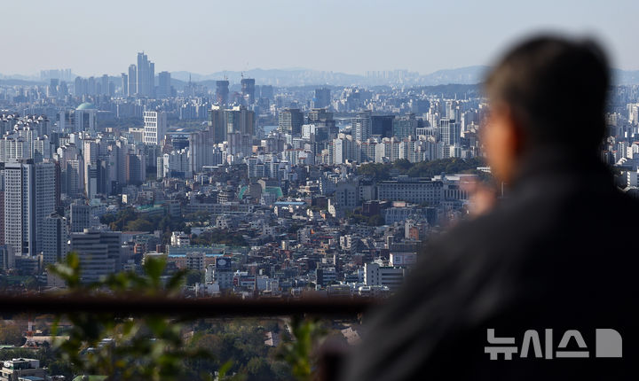 [서울=뉴시스] 최진석 기자 = 한국은행이 28일 발표한 '10월 소비자동향조사'에 따르면 주택가격전망CSI는 122로 전월(112)보다 10포인트 상승했다. 정부가 10·15 부동산 대책을 내놨지만 소비자들의 집값 상승 기대는 4년 전 문재인 대통령 집권 말기 수준 이후 최대 수준으로 올랐다.   사진은 이날 서울 남산에서 바라본 마포, 용산 일대의 모습. 2025.10.28. myjs@newsis.com