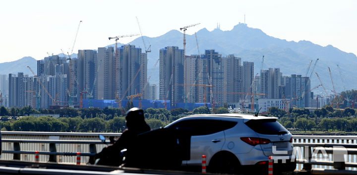 [서울=뉴시스] 최진석 기자 = 한국은행이 28일 발표한 '10월 소비자동향조사'에 따르면 주택가격전망CSI는 122로 전월(112)보다 10포인트 상승했다. 정부가 10·15 부동산 대책을 내놨지만 소비자들의 집값 상승 기대는 4년 전 문재인 대통령 집권 말기 수준 이후 최대 수준으로 올랐다.  사진은 이날 서울 반포대교에서 바라본 아파트 건축 현장의 모습. 2025.10.28. myjs@newsis.com