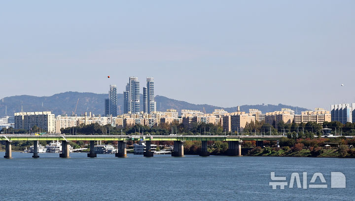 [서울=뉴시스] 최진석 기자 = 지난달 28일 서울 반포대교에서 바라본 강남·성동·광진 한강벨트의 모습. 2025.10.28. myjs@newsis.com